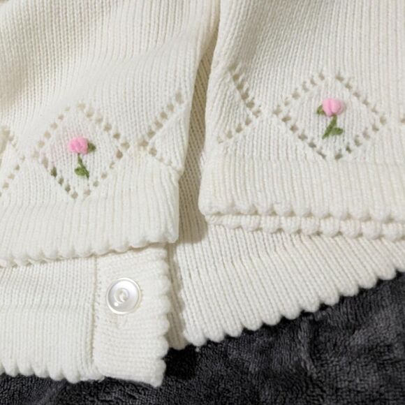 Gorgeous Vintage Women's embroidered White button-down Cardigan sweater - Picture 5 of 8